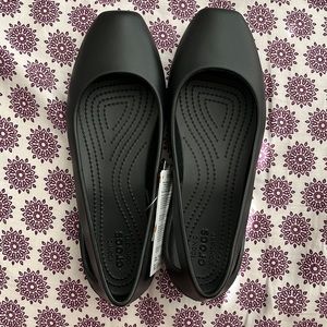 NWT CROCS Sloane Flats W7